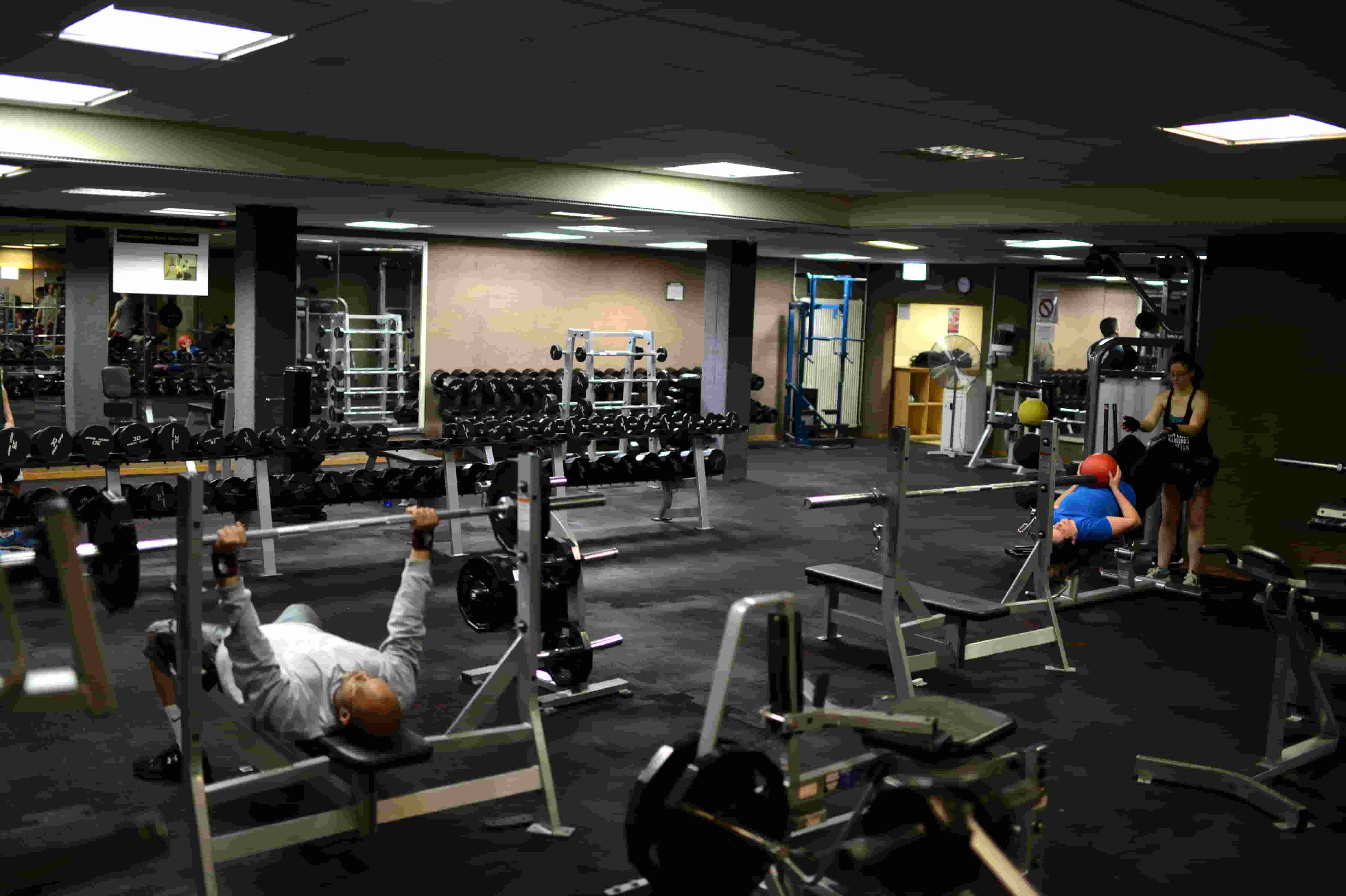 కండరాలను త్వరగా నిర్మించడానికి మరియు గొప్ప శరీరాన్ని సాధించడంలో మీకు సహాయపడే ఏడు వ్యాయామాలు